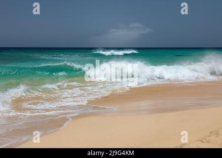 Wellen brechen am weißen Sandstrand von Ponta Preta in Santa Maria, Sal Island, Kap Verde, Cabo Verde Inseln, Afrika Stockfoto