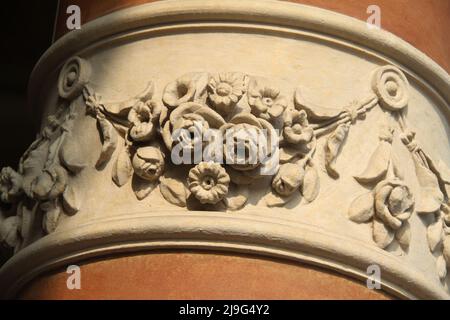 Bologna, Italien. Schönes, altmodisches Stuckdesign, das um eine Säule herum angebracht wurde. Stockfoto