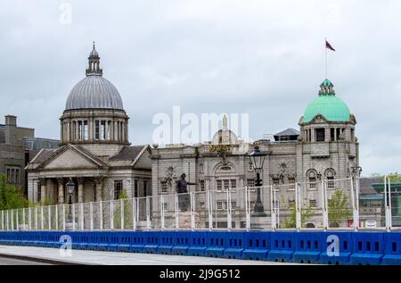 Ein Granitgebäude des His Majesty's Theatre am Rosemount Viadukt in der Nähe der Union Terrace Gardens in Aberdeen, Schottland Stockfoto