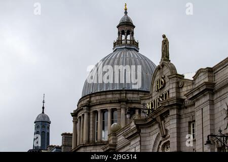 Ein Granitgebäude des His Majesty's Theatre am Rosemount Viadukt in der Nähe der Union Terrace Gardens in Aberdeen, Schottland Stockfoto