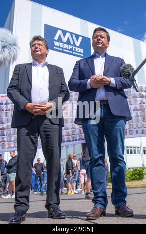 23. Mai 2022, Mecklenburg-Vorpommern, Wismar: Reinhard Meyer (l, SPD), Minister für Wirtschaft, Tourismus und Verkehr Mecklenburg-Vorpommerns, und Christoph Morgen, Insolvenzverwalter der Werftgruppe, sprechen nach einem Betriebsgespräch in der MV Werft in Wismar mit Medienvertretern vor der Schiffbauhalle. Die schwedische Reedereigruppe Stena ab ist nicht mehr daran interessiert, den Bau des Kreuzfahrtschiffs „Global One“ fortzusetzen, das zum Insolvenzbesitz der MV Werften Group gehört. Die Fortführung des Transferunternehmens und die Rettung der 1.500 Arbeitsplätze dürfen nicht Stockfoto