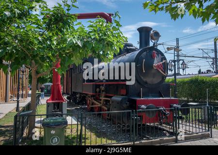 Denkmal der alten Kohle angetriebenen Dampfzug vor dem Bahnhof in der Stadt Larisa, Griechenland Stockfoto