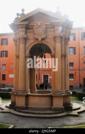 Bologna, Italien. Der Wunschbrunnen in Cortile Guido Fanti, dem Innenhof des Palazzo d'Accursio. Stockfoto