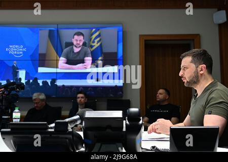 Kiew, Ukraine. 23.. Mai 2022. Der ukrainische Präsident Wolodymyr Zelenskyy hält eine Rede auf der Jahrestagung des Weltwirtschaftsforums in Davos Schweiz per Fernkonferenz am 23. Mai 2022 in Kiew, Ukraine. Kredit: Ukrainische Präsidentschaft/Ukrainische Presidential Press Office/Alamy Live Nachrichten Stockfoto