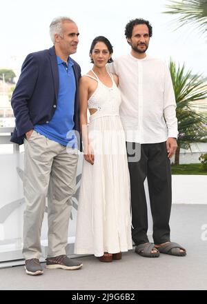 Cannes, Frankreich. 23.. Mai 2022. Der iranische Schauspieler Mehdi Bajestani, die Schauspielerin ZAR Amir Ebrahimi und der Regisseur Ali Abbasi nehmen am Montag, den 23. Mai 2022, am Fotoaufruf für Holy Spider im Palais des Festivals bei den Filmfestspielen von Cannes 75., Frankreich, Teil. Foto von Rune Hellestad/ Credit: UPI/Alamy Live News Stockfoto