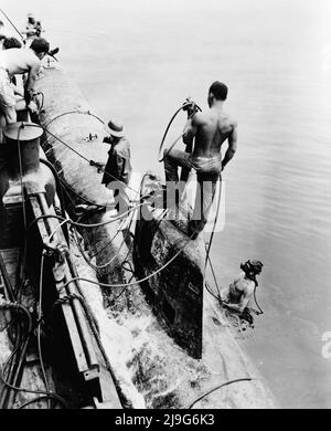 Ein Vintage-Foto aus dem Jahr 1943 eines japanischen Zwergunterseeboots vom Typ A in Ko-hyoteki, das von der US-Marine gerettet wurde, nachdem es während des Angriffs auf Pearl Harbor versenkt wurde Stockfoto