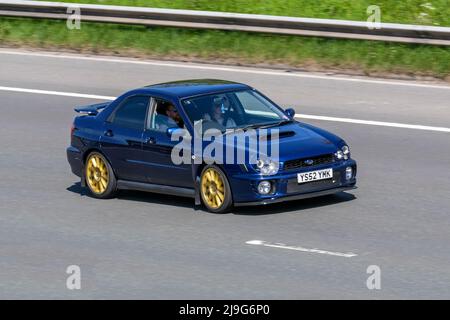 2002 Blue Subaru Impreza Wrx 1994cc Benziner 4dr Limousine manueller Allradantrieb; Fahren auf der Autobahn M61, Manchester, Großbritannien Stockfoto