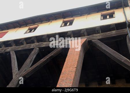 Bologna, Italien. Casa Isolani (13.. Jahrhundert), berühmt für seine massiven Balken, die den dritten Stock stützen, und für die drei Pfeile, die darin stecken. Stockfoto