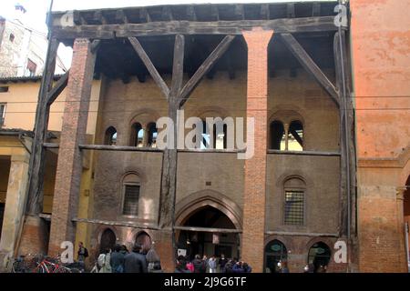 Bologna, Italien. Casa Isolani (13.. Jahrhundert), berühmt für seine massiven Balken, die den dritten Stock stützen, und für die drei Pfeile, die darin stecken. Stockfoto