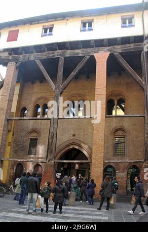 Bologna, Italien. Casa Isolani (13.. Jahrhundert), berühmt für seine massiven Balken, die den dritten Stock stützen, und für die drei Pfeile, die darin stecken. Stockfoto