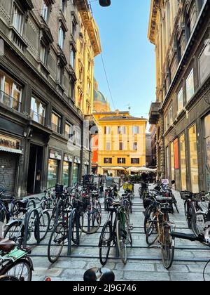 Bologna, Italien. Fahrräder, die auf einer der Straßen im historischen Zentrum geparkt sind. Stockfoto