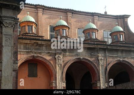 Bologna, Italien. Architektonische Merkmale an der Außenseite der Kirche der Heiligen Bartholomäus und der Kaietan (11.. Jahrhundert) im historischen Zentrum. Stockfoto