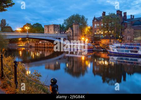 Die Nacht fällt auf den Fluss Ouse in York, England. Lendal Bridge in der Ferne. Stockfoto