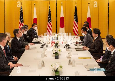 Tokio, Japan. 23.. Mai 2022. Der japanische Außenminister Yoshimasa Hayashi und der US-Außenminister Antony Blinken sprechen während des Japan-US-Außenministers-Treffens in Happo-en in Tokio. (Bild: © POOL via ZUMA Press Wire) Stockfoto