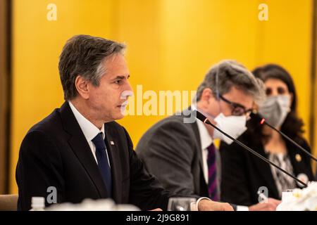 Tokio, Japan. 23.. Mai 2022. US-Außenminister Antony Blinken blickt auf das Treffen zwischen Japan und den USA mit dem japanischen Außenminister Yoshimasa Hayashi in Happo-en in Tokio zurück. (Bild: © POOL via ZUMA Press Wire) Stockfoto