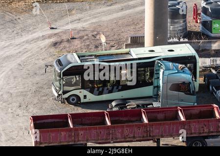 Göteborg, Schweden - April 11 2022: Ausmusterter Bus zum Training von Feuerwehrleuten Stockfoto