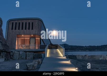 Lindesnes, Norwegen - April 16 2022: Unterwasser-Michelin-Restaurant unter im Mondschein Stockfoto