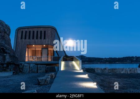 Lindesnes, Norwegen - April 16 2022: Unterwasser-Michelin-Restaurant unter im Mondschein Stockfoto