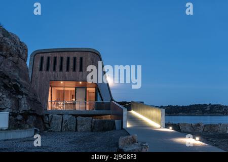 Lindesnes, Norwegen - April 16 2022: Unterwasser-Michelin-Restaurant unter im Mondschein Stockfoto