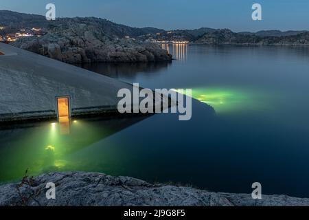 Lindesnes, Norwegen - April 16 2022: Unterwasser-Michelin-Restaurant unter in spätem Nachtlicht Stockfoto