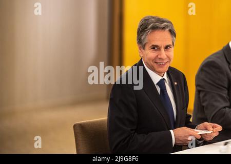 Tokio, Japan. 23.. Mai 2022. US-Außenminister Antony Blinken blickt auf das Treffen zwischen Japan und den USA mit dem japanischen Außenminister Yoshimasa Hayashi in Happo-en in Tokio zurück. (Bild: © POOL via ZUMA Press Wire) Stockfoto