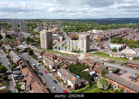 Luftaufnahme des Stadtzentrums von Armley in Leeds West Yorkshire an einem hellen sonnigen Sommertag, der Wohnblöcke und Hauptstraßen zeigt, die in die Stadt gehen Stockfoto