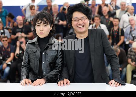 Regisseur Davy Chou und Ji-min Park nahmen an der Fotozelle für „Retour A Seoul (All the People I'll Never Be)“ während des jährlichen Filmfestivals in Cannes 75. im Palais des Festivals am 23. Mai 2022 in Cannes, Frankreich, Teil. Foto von David Boyer/ABACAPRESS.COM Stockfoto