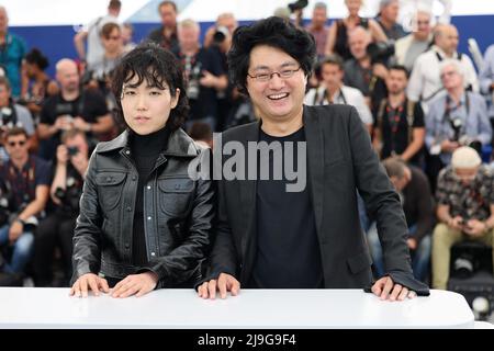 Regisseur Davy Chou und Ji-min Park nahmen an der Fotozelle für „Retour A Seoul (All the People I'll Never Be)“ während des jährlichen Filmfestivals in Cannes 75. im Palais des Festivals am 23. Mai 2022 in Cannes, Frankreich, Teil. Foto von David Boyer/ABACAPRESS.COM Stockfoto