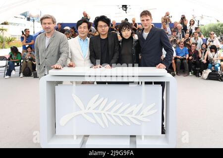 Louis-do De Lencquesaing, Oh Kwang-Rok, Regisseur Davy Chou, Ji-Min Park und Yoann Zimmer, die an der Fotozelle für „Retour A Seoul (All the People I'll Never Be)“ während des jährlichen Filmfestivals in Cannes 75. im Palais des Festivals am 23. Mai 2022 in Cannes, Frankreich, teilnahmen. Foto von David Boyer/ABACAPRESS.COM Stockfoto