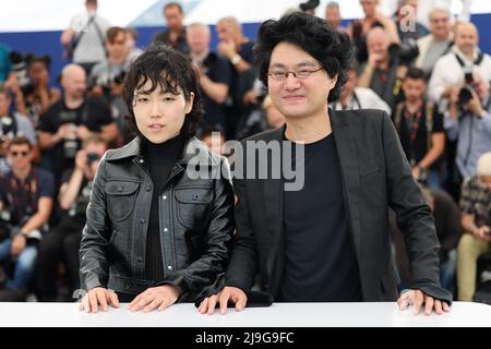 Regisseur Davy Chou und Ji-min Park nahmen an der Fotozelle für „Retour A Seoul (All the People I'll Never Be)“ während des jährlichen Filmfestivals in Cannes 75. im Palais des Festivals am 23. Mai 2022 in Cannes, Frankreich, Teil. Foto von David Boyer/ABACAPRESS.COM Stockfoto