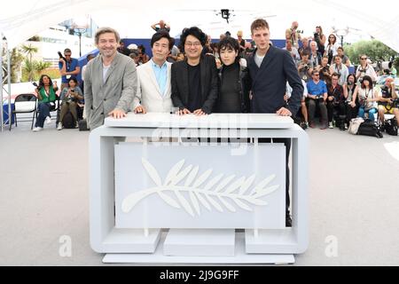 Louis-do De Lencquesaing, Oh Kwang-Rok, Regisseur Davy Chou, Ji-Min Park und Yoann Zimmer, die an der Fotozelle für „Retour A Seoul (All the People I'll Never Be)“ während des jährlichen Filmfestivals in Cannes 75. im Palais des Festivals am 23. Mai 2022 in Cannes, Frankreich, teilnahmen. Foto von David Boyer/ABACAPRESS.COM Stockfoto