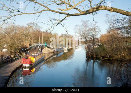 An einem strahlenden Wintertag im höher gelegenen Poynton Ceshire England vertäuten schmale Boote entlang des Macclesfield-Kanals Stockfoto