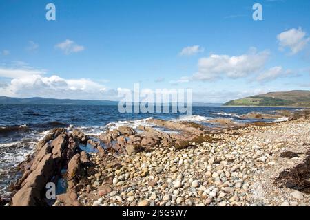 Kiesstrand und kleine Felsvorsprüngen Machrie Bay mit Blick auf Kilbrannan Sound Isle of Arran North Ayrshire Schottland Stockfoto