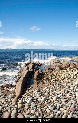 Kiesstrand und kleine Felsvorsprüngen Machrie Bay mit Blick auf Kilbrannan Sound Isle of Arran North Ayrshire Schottland Stockfoto