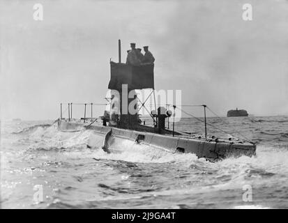 Ein Vintage-Foto um 1914 des U-Bootes HMS B6 der Royal Navy, das auf der Oberfläche im Solent kreuzt. Sie wurde am 30. November 1905 in Gibraltar gegründet und diente während des Ersten Weltkriegs und war später während der Gallipoli-Kampagne im östlichen Mittelmeerraum tätig. Schließlich wurde sie 1921 verschrottet Stockfoto