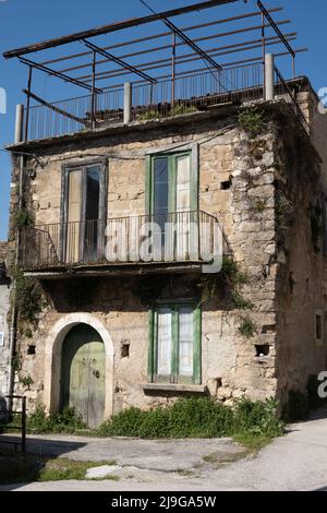 Altes verlassenes Wohnhaus im kleinen Dorf Italien Stockfoto