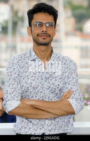 Cannes, Frankreich. 23.. Mai 2022. Shaunak Sen posiert bei der Fotoaufnahme von „All That Breathes“ während der jährlichen Filmfestspiele von Cannes 75. im Palais des Festivals in Cannes, Frankreich, am 23. Mai 2022. Kredit: dpa/Alamy Live Nachrichten Stockfoto