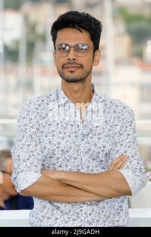 Cannes, Frankreich. 23.. Mai 2022. Shaunak Sen posiert bei der Fotoaufnahme von „All That Breathes“ während der jährlichen Filmfestspiele von Cannes 75. im Palais des Festivals in Cannes, Frankreich, am 23. Mai 2022. Kredit: dpa/Alamy Live Nachrichten Stockfoto