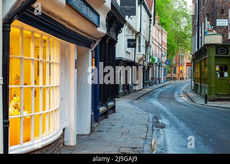 Morgengrauen auf Low Petergate in York, England. Stockfoto