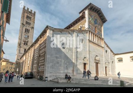 Basilika San Frediano, Piazza San Frediano, Lucca. Kirche im romanischen Stil aus dem 12. Jahrhundert mit goldenem Mosaik von Berlinghiero Berlinghieri an der Fassade. Stockfoto