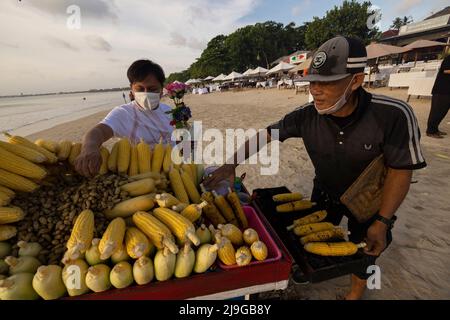 Indonesien. 10.. Mai 2022. Der Inselstaat Indonesien öffnet sich nach langen Covid-19-Sperren für den Tourismus. Jimbaran Beach Food Vendor. 5/2022 Bali, Indonesien. (Foto von Ted Soqui/SIPA) Quelle: SIPA USA/Alamy Live News Stockfoto