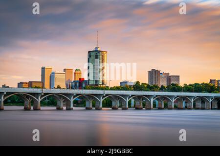 Tulsa, Oklahoma, USA Downtown Skyline auf dem Arkansas River in der Abenddämmerung. Stockfoto