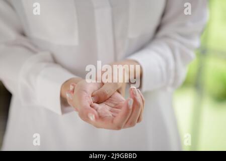 Nahaufnahme Frau, die ihre Handgelenkschmerzen durch die Verwendung eines Computers hält. Office-Syndrom Handschmerzen durch Berufskrankheit. Stockfoto