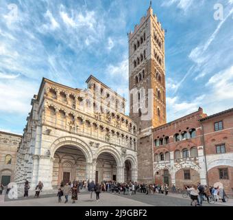 Fassade und Glockenturm der Kathedrale St. Martin, Duomo di San Martino, auf der Piazza Antelminelli, Lucca. Kirche aus dem 11. Jahrhundert im gotischen Stil Stockfoto