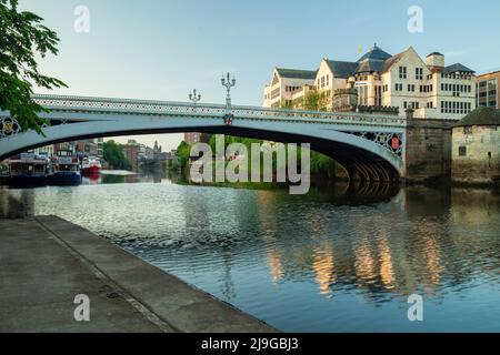 Vormittag an der Lendal Bridge über dem Fluss Ouse in der Stadt York, England. Stockfoto