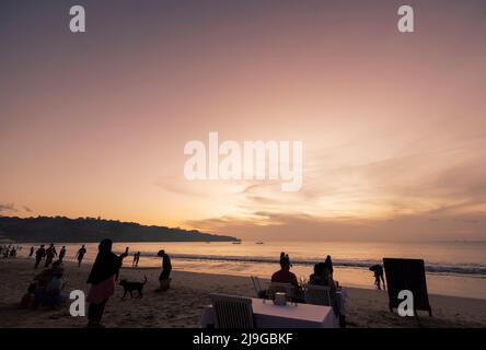 Indonesien. 10.. Mai 2022. Der Inselstaat Indonesien öffnet sich nach langen Covid-19-Sperren für den Tourismus. Jimbaran Beach in Bali. 5/2022 Bali, Indonesien. (Foto von Ted Soqui/SIPA) Quelle: SIPA USA/Alamy Live News Stockfoto