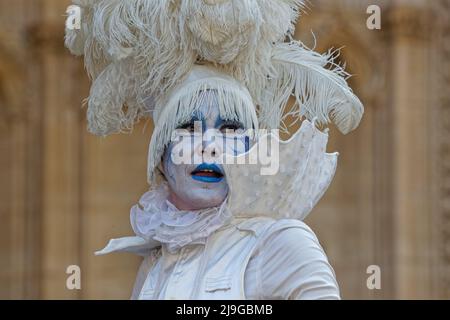 LYON, FRANKREICH, 21. Mai 2022 : Stipptänzer beim Fete de la Renaissance (Renaissance Festival) in den Straßen der historischen Stadt während der Parade der Costu Stockfoto