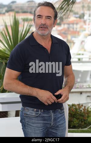 23. Mai 2022, Cannes, Cote d'Azur, Frankreich: JEAN DUJARDIN nimmt an der NOVEMBER-Fotoschau während der jährlichen Filmfestspiele von Cannes 75. Teil (Bildquelle: © Mickael Chavet/ZUMA Press Wire) Stockfoto