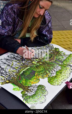 Der Künstler Jess bei TotemTiger arbeitete 2022 bei einer sommerlichen Straßenparty in Bristol am Cotham Hill Stockfoto