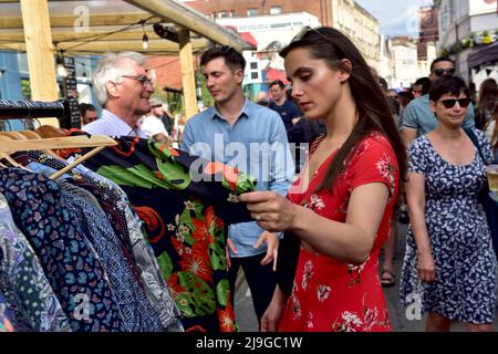 Im Jahr 2022 finden in Bristol's Cotham Hill beliebte Straßenpartys statt, in denen Geschäfte wie Kleidung angeboten werden und die Leute sich nach dem Cov amüsieren Stockfoto